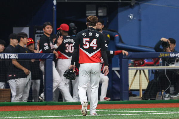 임무를 마치고 더그아웃으로 향하는 양현종(사진=KIA)