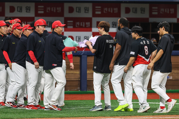 양현종의 170승을 축하하는 이범호 감독(사진=KIA)