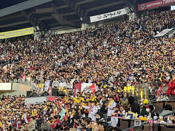 잠실벌을 꽉 채운 만원 관중(사진=스포츠춘추 배지헌 기자)