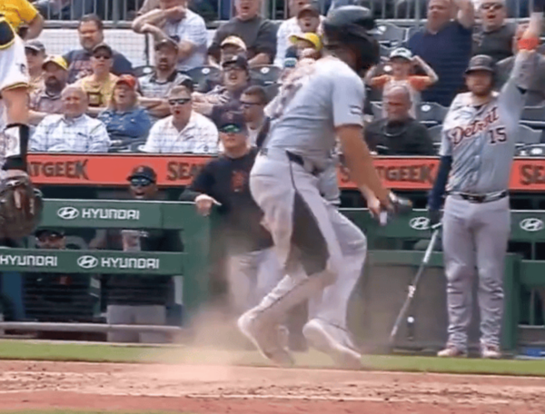 쉽게 찢어지는 2024년 유니폼(사진=MLB.com 화면)