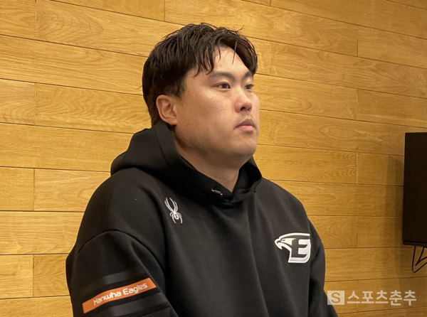 경기후 취재진과 이야기하는 류현진(사진=스포츠춘추 배지헌 기자)