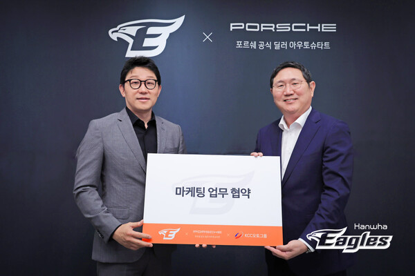 한화가 포르쉐 공식 딜러 아우토슈타트와 2024시즌 후원 협약을 맺었다(사진=한화)