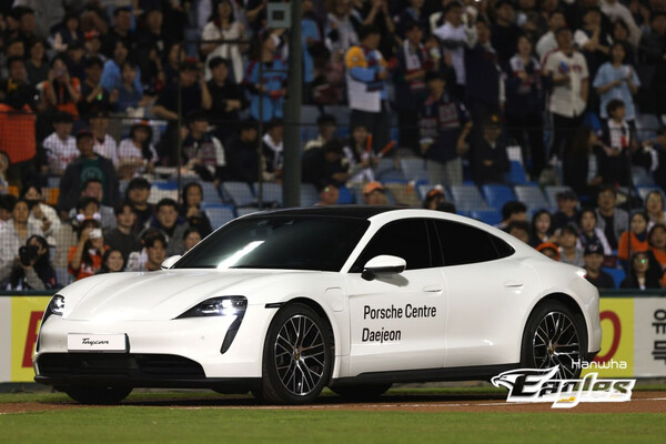 한화는 포르쉐 공식 딜러 아우토슈타트로부터 2024시즌 홈 경기 불펜카 운영을 지원받는다(사진=한화)