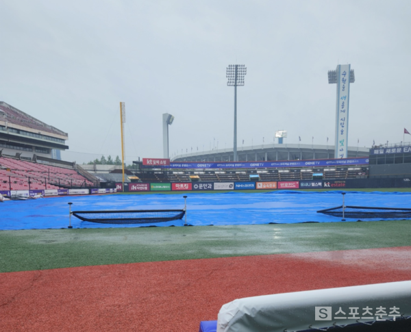 5일 수원구장에 내린 비(사진=스포츠춘추 김종원 기자)