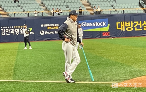 선수들의 훈련을 지켜보는 이승엽 감독(사진=스포츠춘추 배지헌 기자)