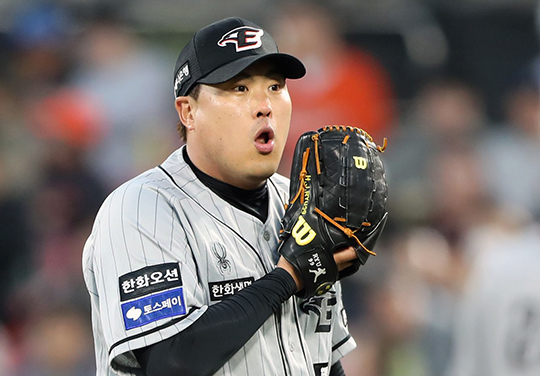 24일 수원 KT전에서 ABS 판정에 당혹스러움을 감추지 못한 류현진(사진=한화)