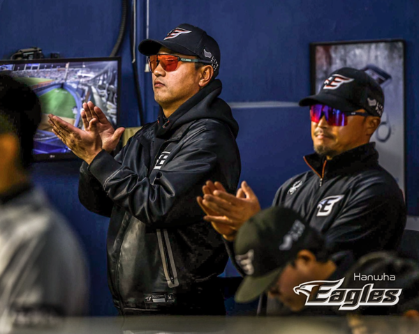 물러난 최원호 감독과 감독대행을 맡게 된 정경배 수석코치(사진=한화)