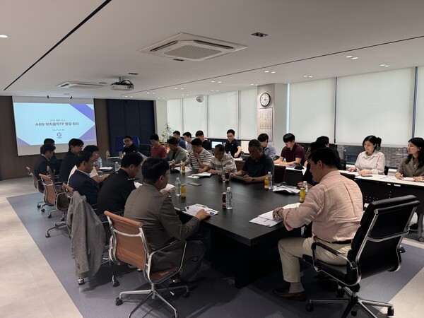 KBO가 ‘맞춤형 'K-피치클락' 규정을 논의하는 회의를 개최했다. 프로야구 선수협회 사무총장도 참석해 의견을 나눴다(사진=KBO)