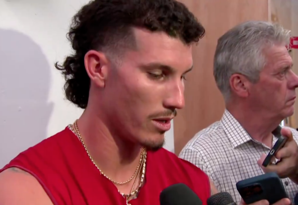 보스턴 외야수 제런 듀란이 취재진 앞에서 사과하는 장면.