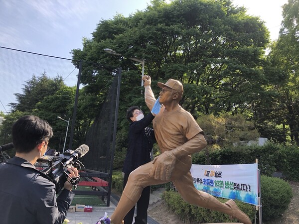 최동원 동상을 닦는 모친 김정자 여사(사진=스포츠춘추 DB)