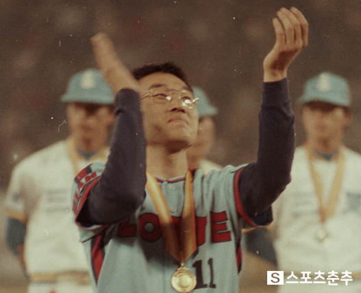 '불멸의 투수' 최동원이 1984년 한국시리즈에서 롯데 자이언츠를 우승으로 이끈 뒤 환호하는 관중을 향해 손뼉을 치는 장면(사진=롯데)