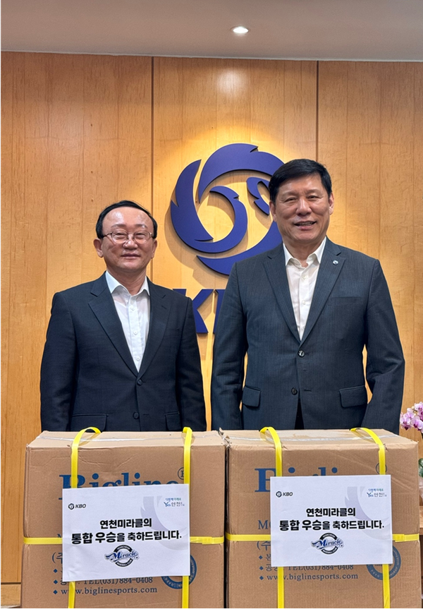 경기도 독립리그에서 3년 연속 우승을 차지한 김덕현 연천 군수와 김인식 연천 미라클 감독이 13일(금) KBO를 방문하여 구단 출범 후 지속적인 관심과 지원을 해준 KBO 허구연 총재에게 감사의 뜻을 전했다.(사진=KBO)