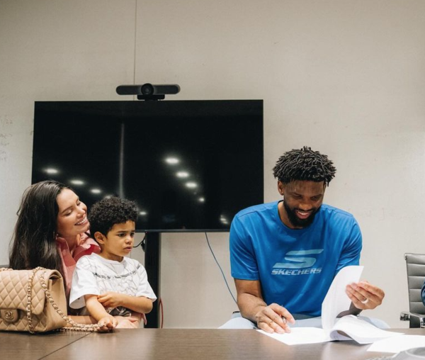 계약서에 사인하는 엠비드(사진=조엘 엠비드 SNS)