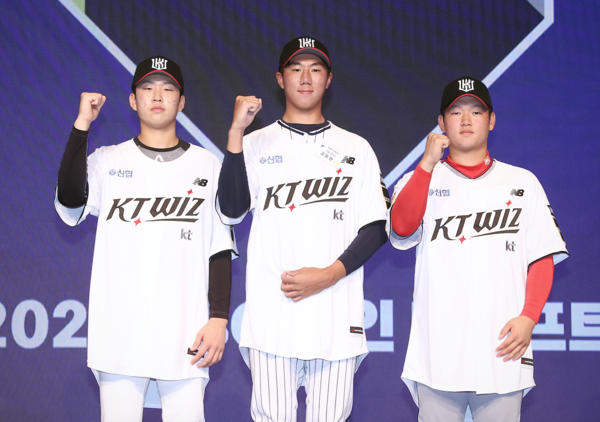 KT가 김동현(가운데) 등 신인 선수들과 계약을 마무리했다(사진=KT)
