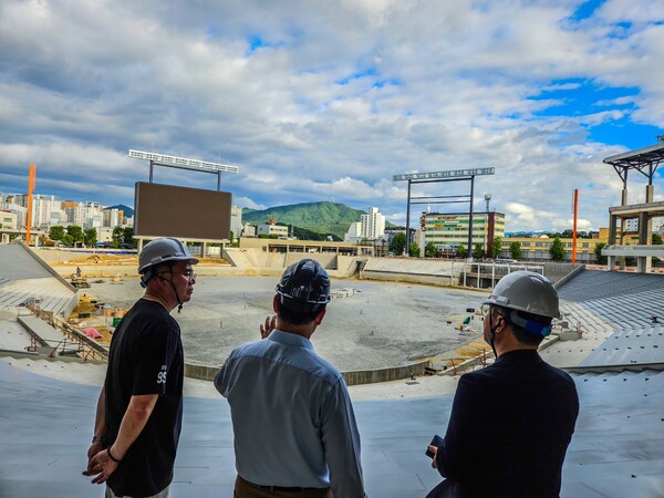 베이스볼 드림파크 공사 현장을 방문한 허구연 총재(사진=KBO)