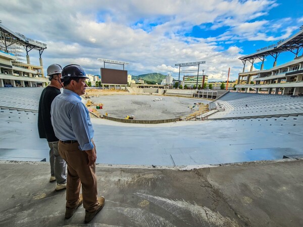 베이스볼 드림파크 공사 현장을 방문한 허구연 총재(사진=KBO)