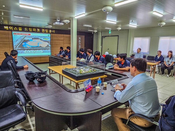 베이스볼 드림파크 공사 현장을 방문한 허구연 총재(사진=KBO)