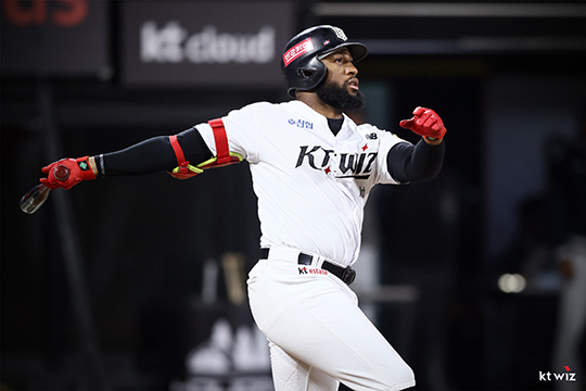 ‘돌아온 MVP’ 멜 로하스 주니어는 여전히 좋은 타격감을 선보이고 있다(사진=KT)