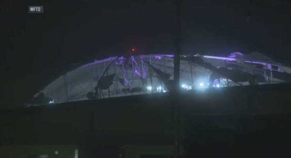 허리케인에 초토화된 돔구장 지붕.