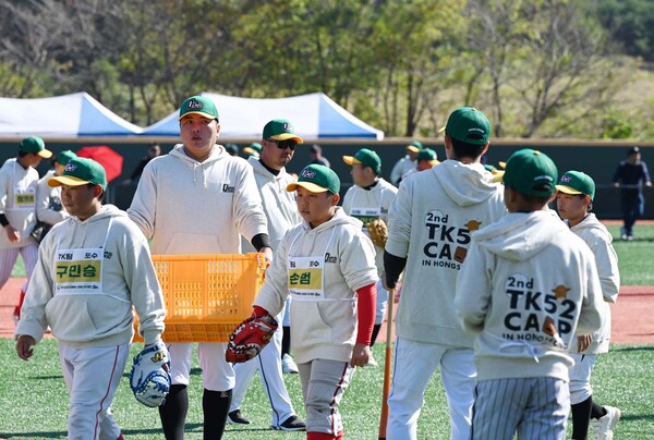 레전드 김태균과 함께하는 야구 캠프(사진=티케이오시비)