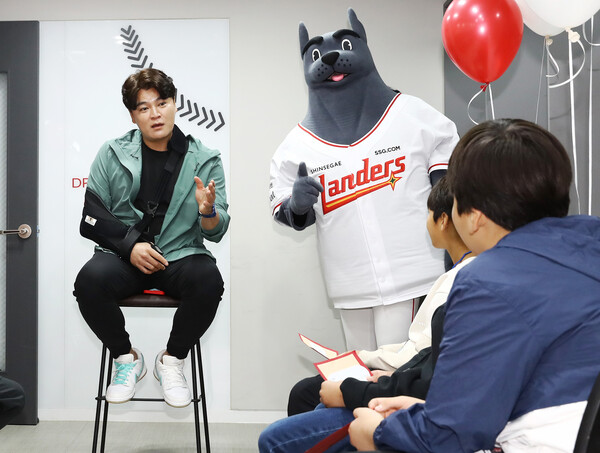 SSG 랜더스 추신수, 아동복지시설 ‘파인트리홈’ 방문 멘토링(사진=SSG)