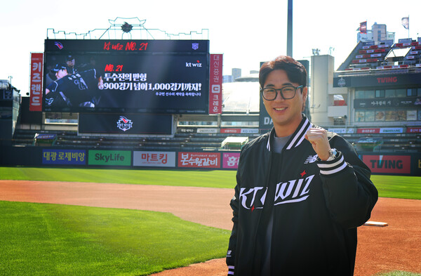 KT 위즈파크에서 포즈를 취한 우규민(사진=KT)