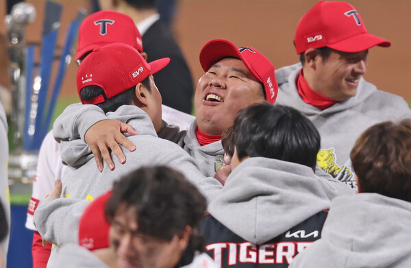 한국시리즈 우승을 기뻐하는 이범호 감독(사진=KIA)