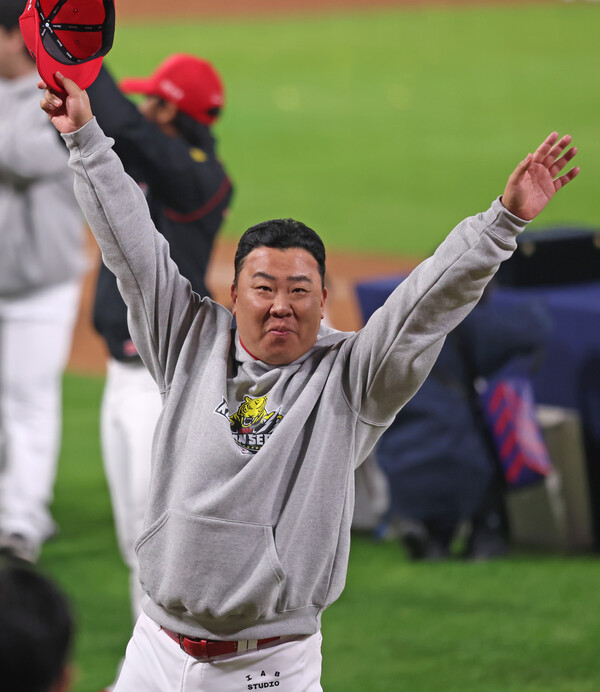 한국시리즈 우승의 감동을 온 몸으로 표현하는 이범호 감독(사진=KIA)