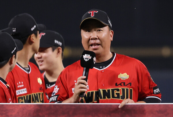 정규시즌 우승 감사 인사를 전하는 이범호 감독(사진=KIA)