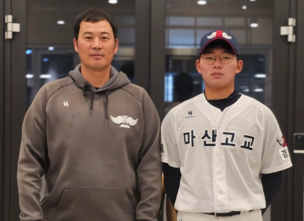 마산고 고윤성 감독과 야구 유망주 이재원 선수(사진=NC)