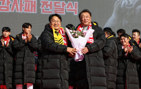 기념패 전달식(사진=KIA)