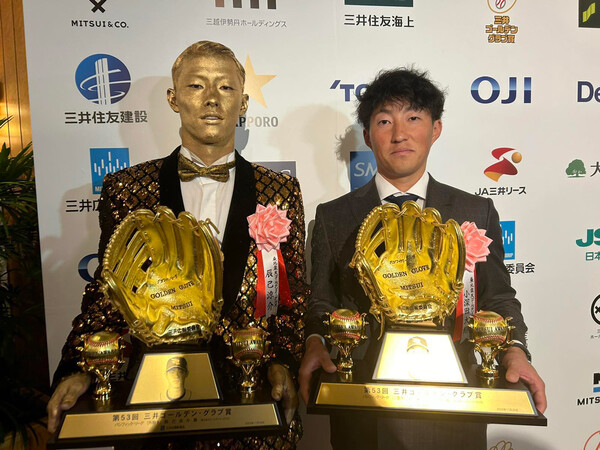 일본판 금종범 다쓰미 료스케(왼쪽)가 골든글러브를 손에 들고 포즈를 취했다(사진=라쿠텐)