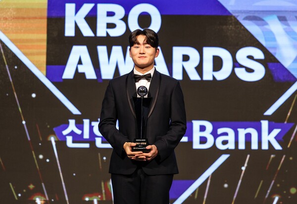 신인왕을 수상한 김택연(사진=두산)