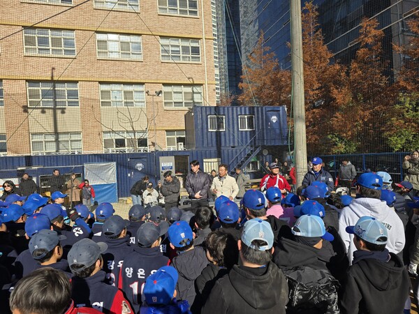 롯데 김진욱이 최동원 유소년 야구단에 재능기부 활동을 하고 있다(사진=최동원기념사업회)