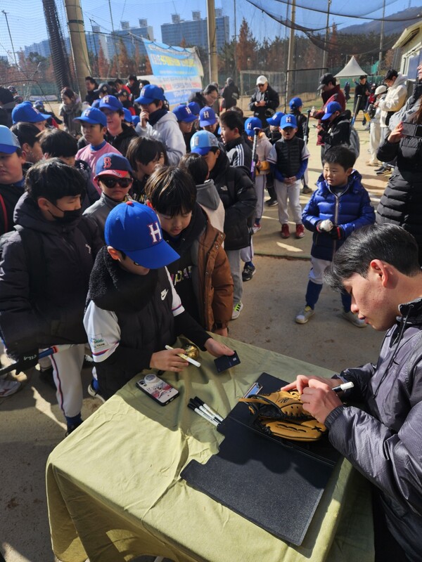 롯데 김진욱이 최동원 유소년 야구단에 재능기부 활동을 하고 있다(사진=최동원기념사업회)