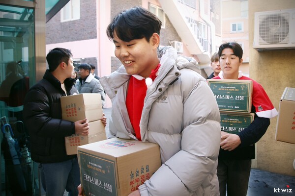 소형준, 육청명 등 선수들의 선행 활동(사진=KT)