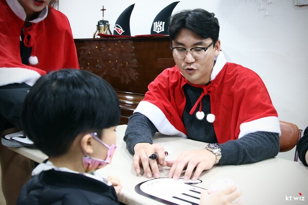 KT 위즈, ENA와 함께 '제13회 수원 사랑의 산타' 행사 개최(사진=KT)