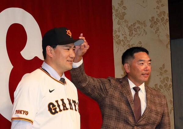 입단식에서 요미우리 유니폼을 입은 다나카(사진=요미우리 자이언츠 SNS)