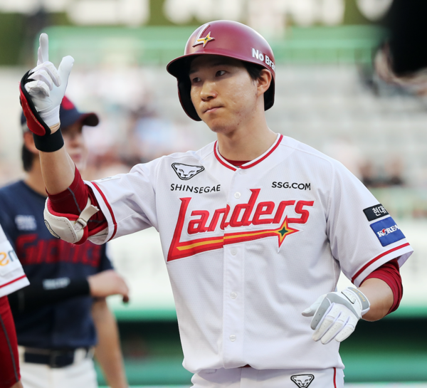 3억 7천만원에 사인한 박성한(사진=SSG)