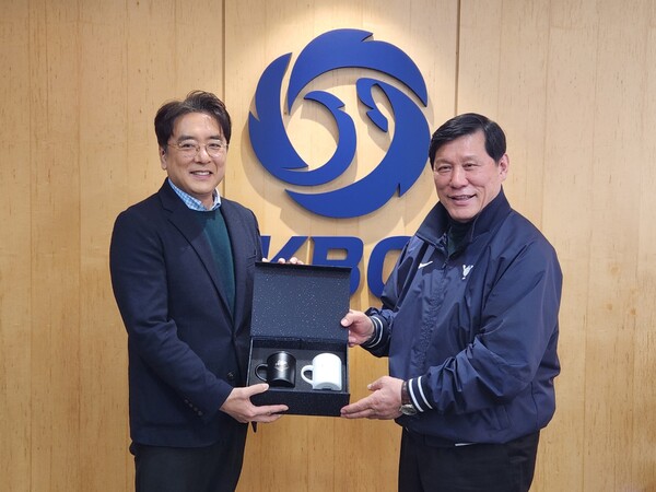 김승우 회장과 허구연 총재(사진=KBO)