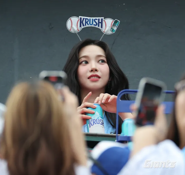 사직야구장 경기에 시구자로 등장한 걸그룹 '에스파' 멤버 카리나(사진=롯데)