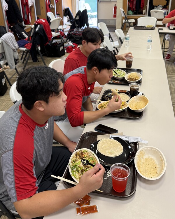 치폴레 특식을 맛보는 SSG 선수단(사진=SSG)