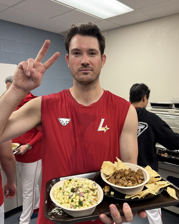 치폴레 특식을 맛보는 SSG 선수단(사진=SSG)