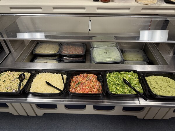 치폴레 특식을 맛보는 SSG 선수단(사진=SSG)