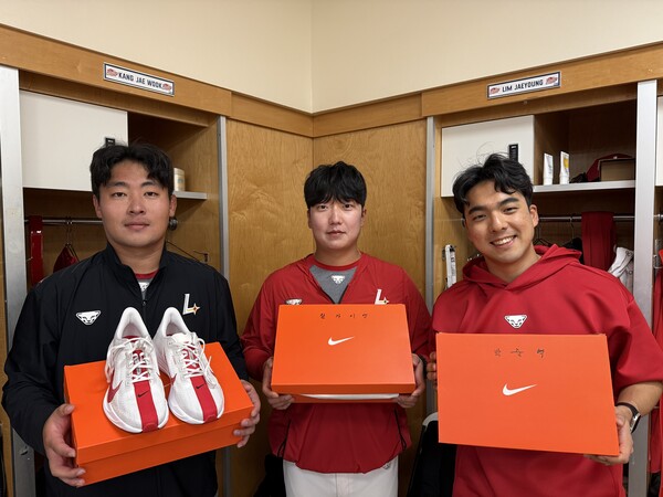 신발 선물을 받은 SSG 스태프(사진=SSG)