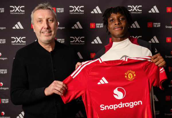 파트리크 도르구의 입단식(사진=맨체스터 유나이티드)