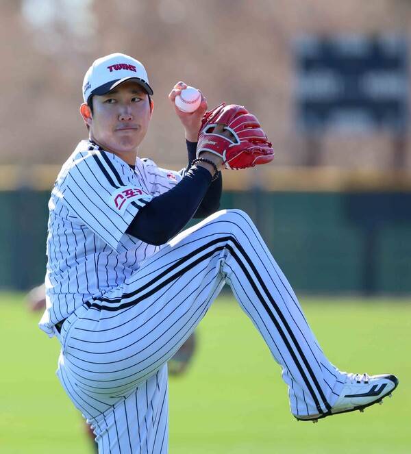 스프링캠프에서 훈련하는 손주영(사진=LG)