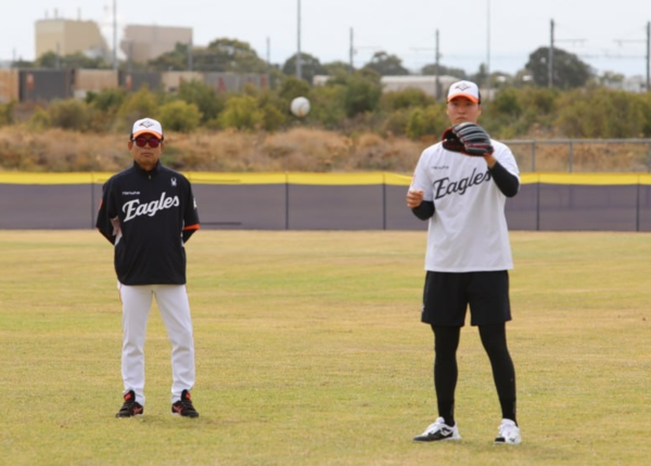 양상문 코치와 엄상백(사진=한화)