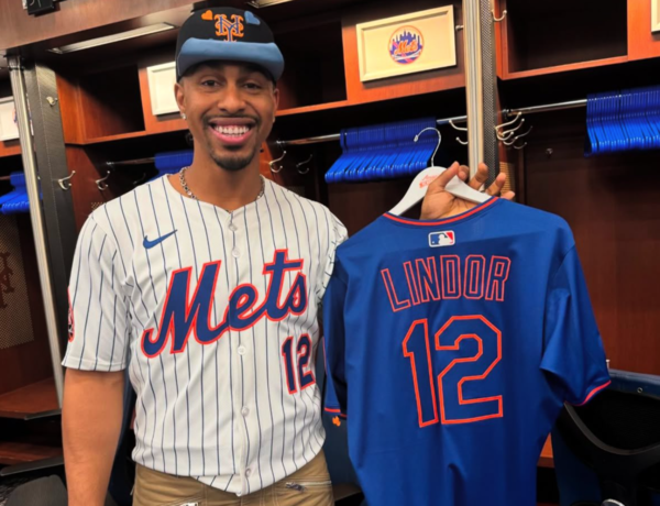 2025년 신제품 원정 저지를 들고 미소짓는 프란시스코 린도어(사진=뉴욕 메츠)