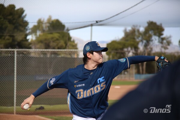 불펜 피칭을 하는 전사민(사진=NC)